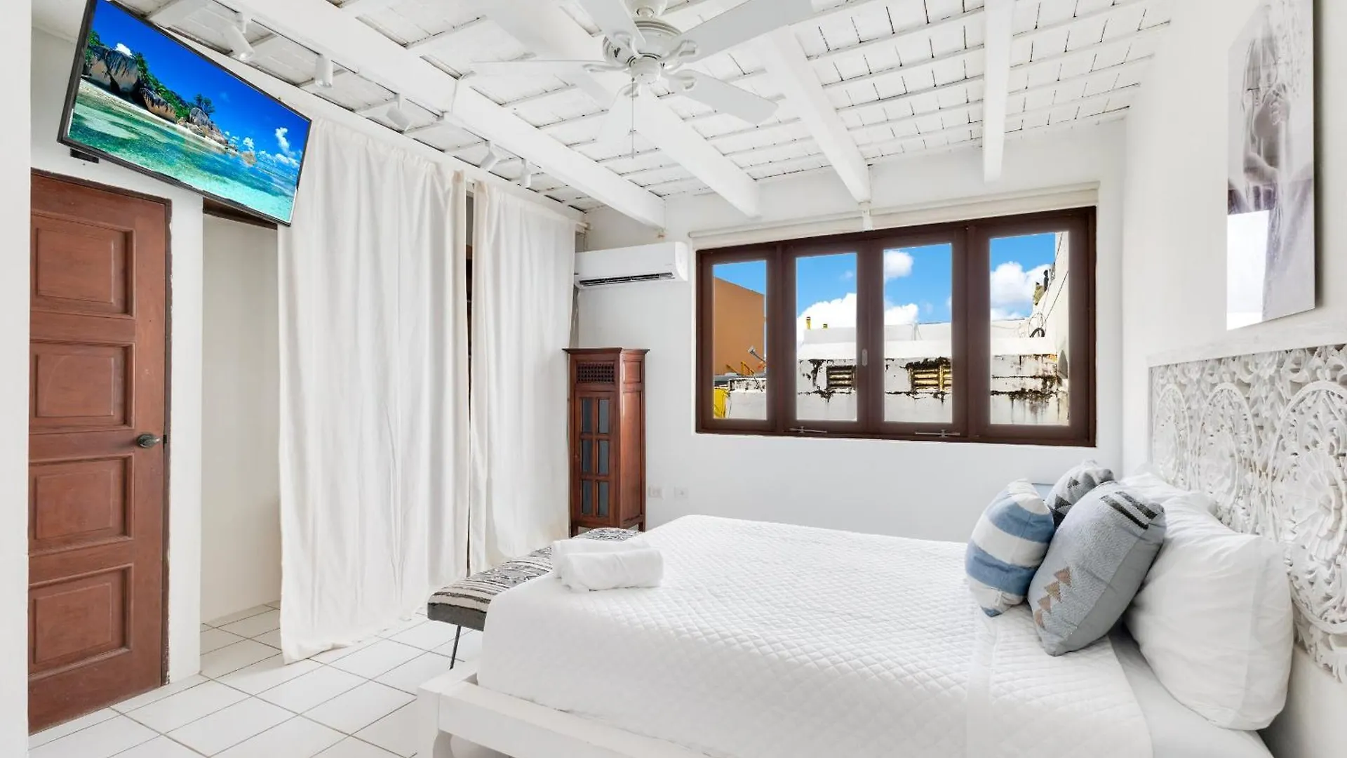 Spacious Colonial Gem With Artistic Flair Old San Juan Holiday home